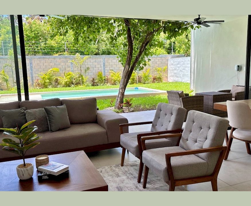 Sala y jardín de Casa 301 - Rocio Country Club