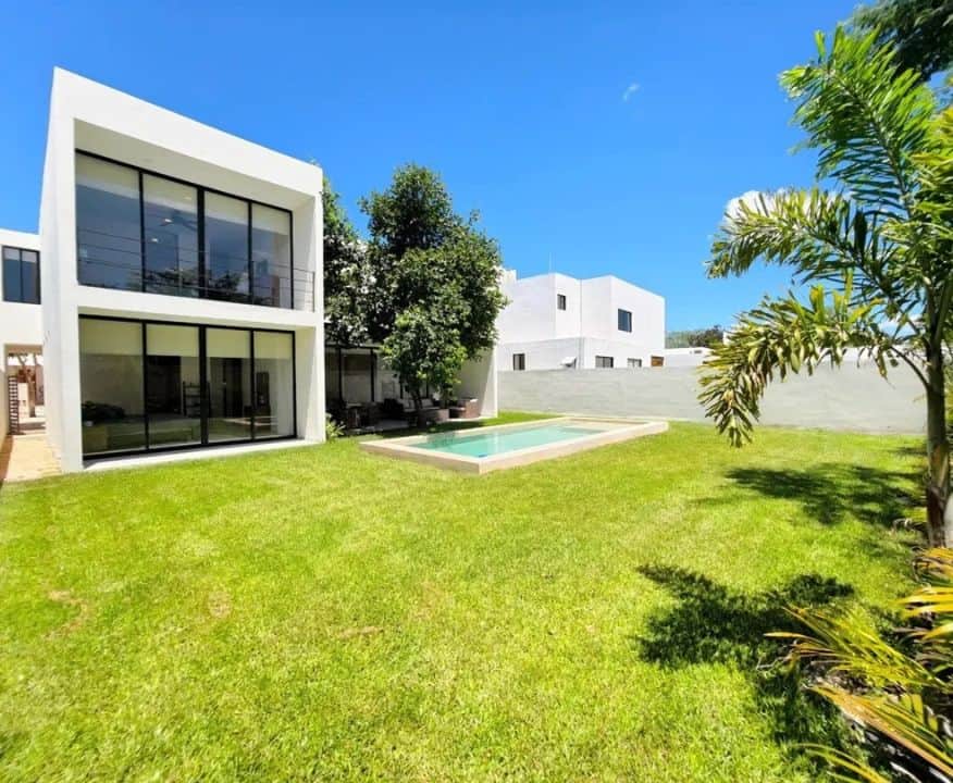 Rocio Country Living - Fachada trasera de casa 301- jardín y alberca